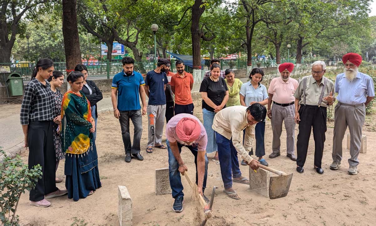 रोज गार्डन में लाइब्रेरी में पढ़ने आने वाले बच्चों की सुविधा के लिए शेड का निर्माण कार्य प्रारंभ